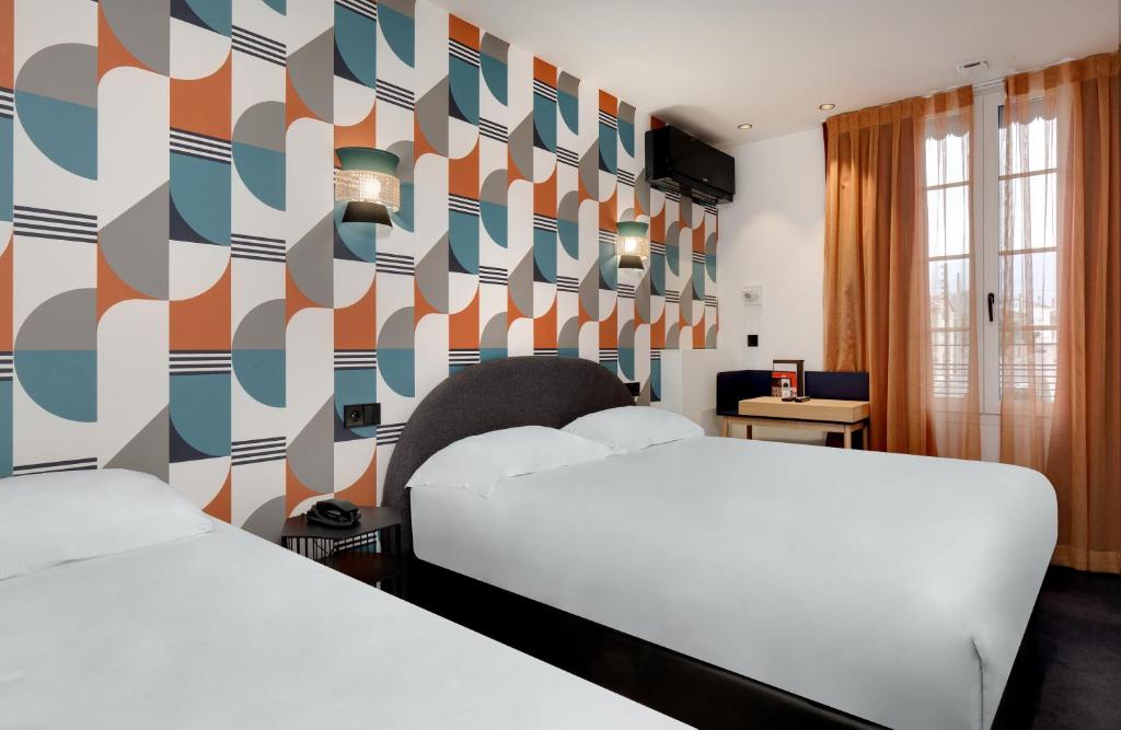 Postel nebo postele na pokoji v ubytování Hôtel De L'octroi