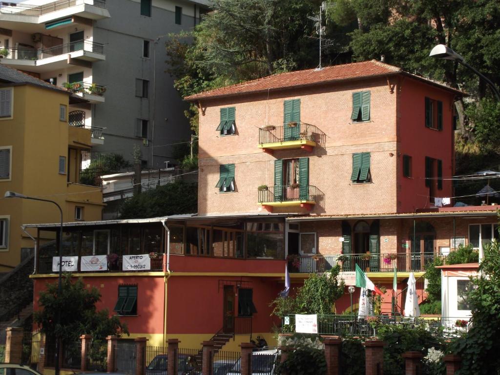 チェッレ・リーグレにあるI Mattoni Rossiの緑の窓のある建物