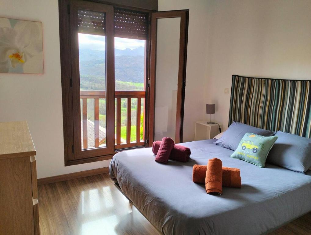 - une chambre avec un lit et 2 serviettes dans l'établissement La Casa de Nuria, à Cangas de Onís