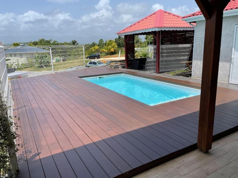 une terrasse avec une piscine dans une maison dans l'établissement Villa Fusains, à Baie-Mahault