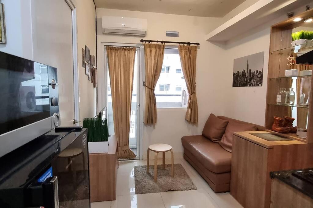 Televisi dan/atau pusat hiburan di Apt Green Pramuka 2BR Tower B With Wi-Fi and Pool by Damaresa