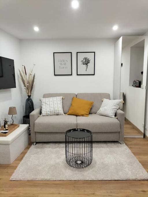 un salon avec un canapé et une table dans l'établissement Studio au coeur du vieux Nice, à Nice