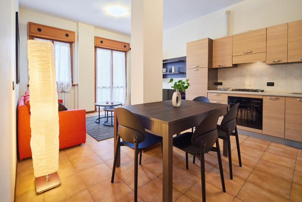 a kitchen and dining room with a table and chairs at Residenza Il Centro in Brivio