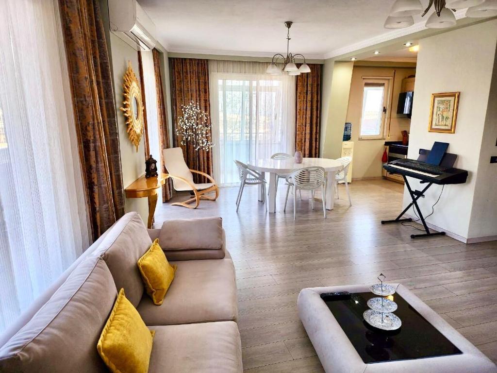 een woonkamer met een bank en een tafel bij Durres Marina View Apartment in Durrës