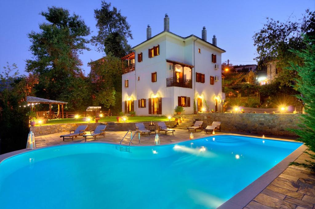 Villa con piscina frente a una casa en Guesthouse Theareston, en Zagora