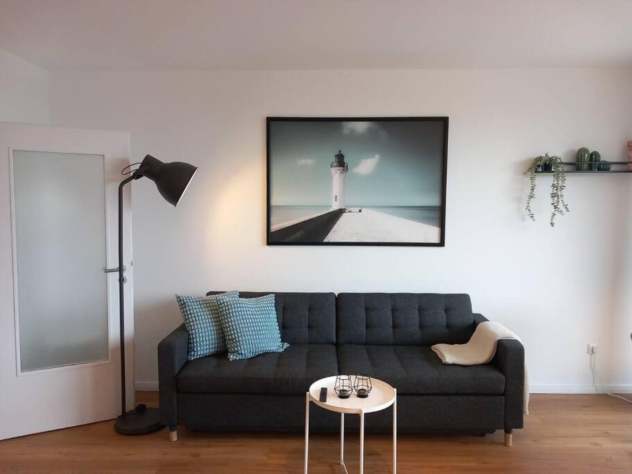 ein Wohnzimmer mit einem Sofa und einem hellen Haus in der Unterkunft La Dolce Casa bei Hamburg in Seevetal