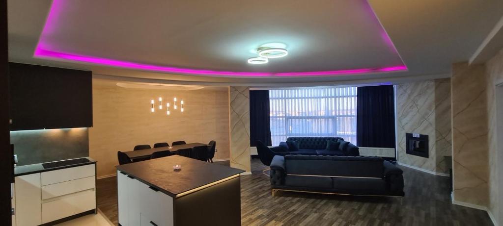 salon z fioletowym światłem na suficie w obiekcie Apartment Panorama Gjakove w mieście Gjakove