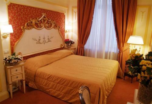 Postel nebo postele na pokoji v ubytování Hotel Champagne Palace