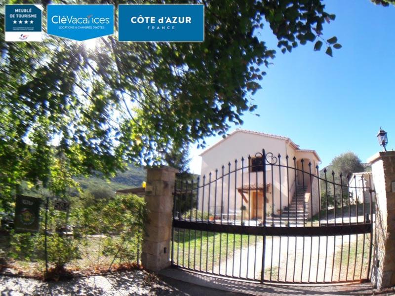 une porte devant un bâtiment blanc dans l'établissement Locations-06 La maison de Noéie rdj pour 6 personnes entre mer et montagne, à Le Bar-sur-Loup