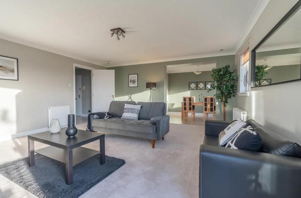 Posezení v ubytování Penthouse at the Bay near Edinburgh