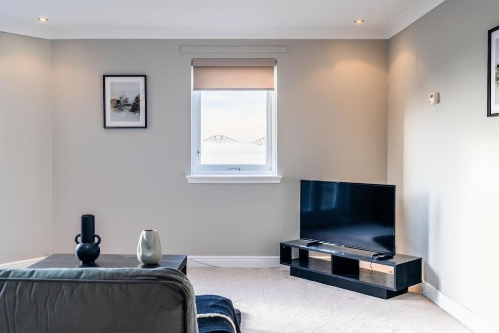 TV a/nebo společenská místnost v ubytování Penthouse at the Bay near Edinburgh