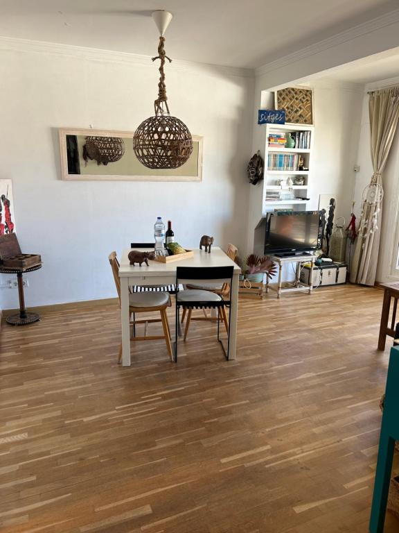 een woonkamer met een tafel en stoelen bij Sweet Atic in Sitges
