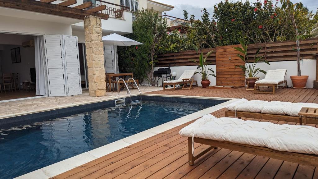 Bazén v ubytování Villa Aura - Villa in Peyia nebo v jeho okolí