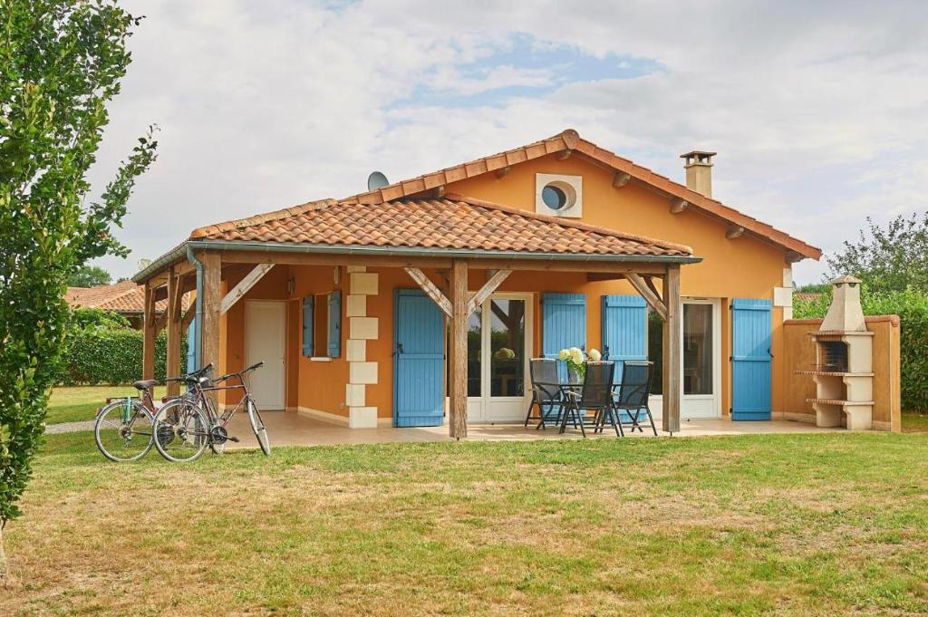 una pequeña casa con techo en maison COSY LES FORGES, en Les Forges