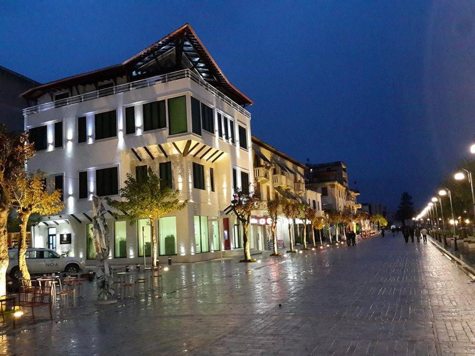 brukowana ulica w mieście nocą w obiekcie Hotel & Restaurant White City w mieście Berat
