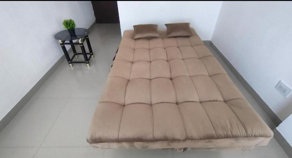 un grande divano marrone in una stanza con tavolo di Apartamento en el Centro a Santa Cruz de la Sierra