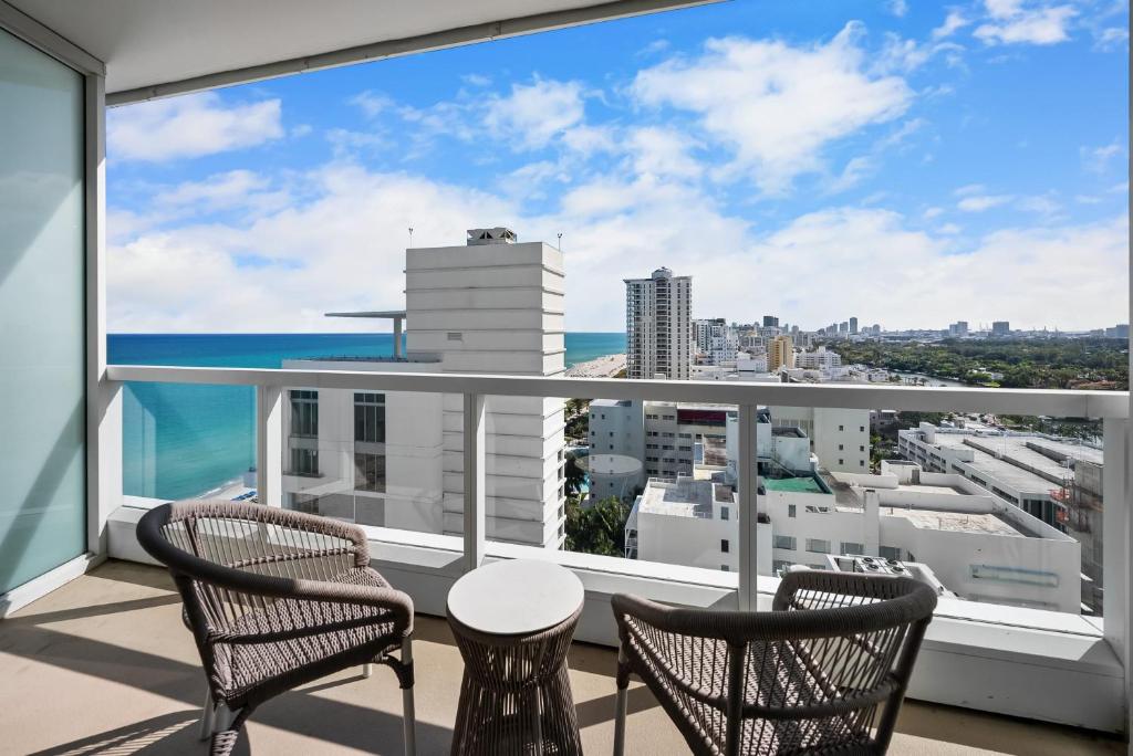 - Balcón con 2 sillas y mesa en FontaineBleau Resort Balcony w Ocean + Bay View, en Miami Beach