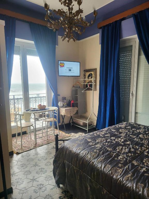 Łóżko lub łóżka w pokoju w obiekcie Romantic House spettacolare vista mare unica nel suo genere