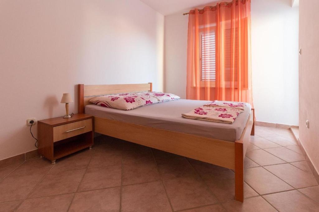 - une chambre avec un lit, une commode et une fenêtre dans l'établissement Tolle Ferienwohnung in Privlaka mit Terrasse, Grill und Garten, à Privlaka