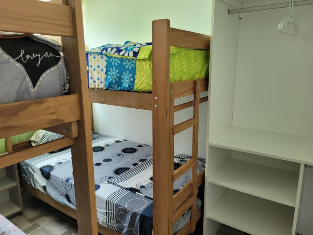 Cette chambre dispose de lits superposés et de 2 lits superposés. dans l'établissement MIEL DE LUNA, à Cerro Azul