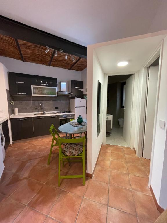 cocina con mesa y silla verde en Appartamento Da.Flo, en Gallarate