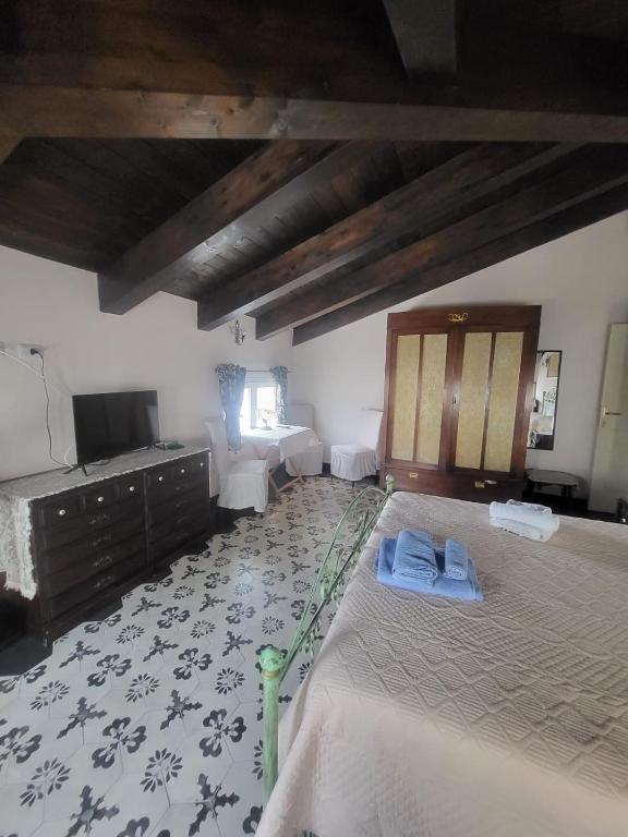 Łóżko lub łóżka w pokoju w obiekcie Romantic House spettacolare vista mare unica nel suo genere