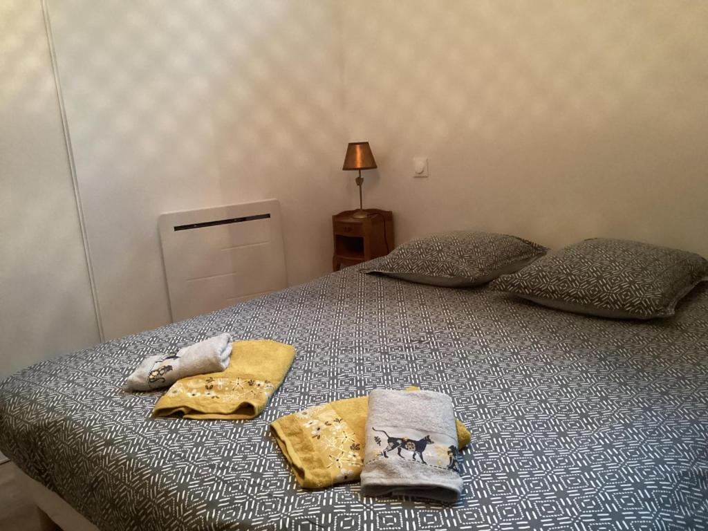 - une chambre avec un lit et 2 serviettes dans l'établissement La croisière, à Étretat