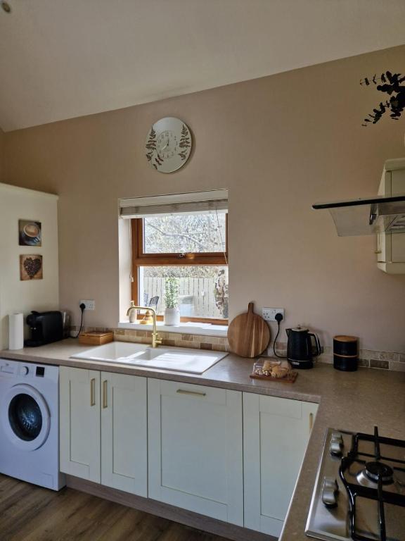 Kuchyň nebo kuchyňský kout v ubytování River Cottage Donegal