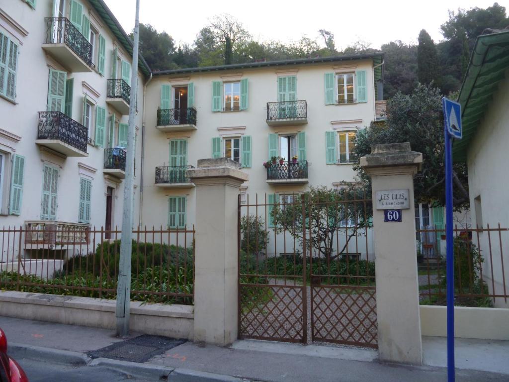 un bâtiment avec une porte devant lui dans l'établissement maison les lilas, à Menton