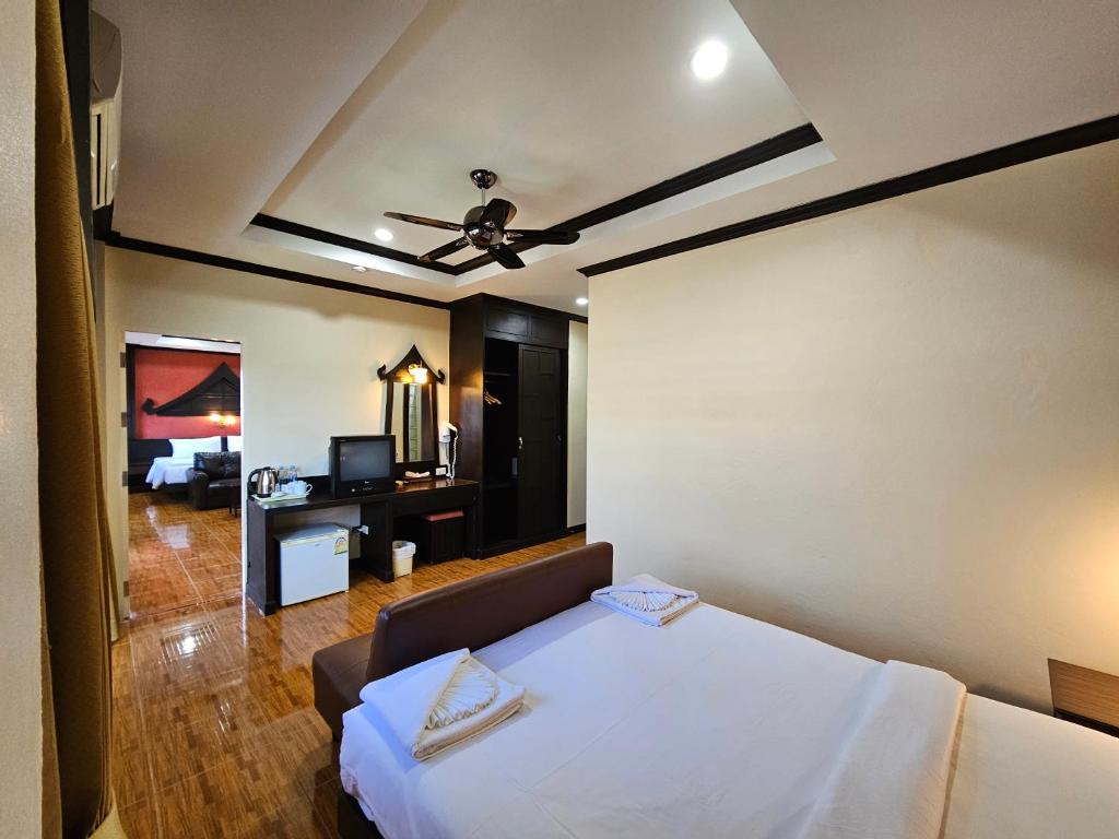 Postel nebo postele na pokoji v ubytování Nanai 2 Residence Patong Phuket