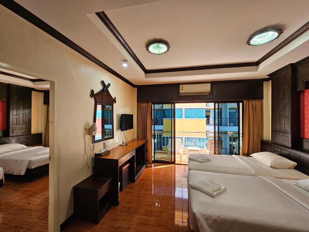 Postel nebo postele na pokoji v ubytování Nanai 2 Residence Patong Phuket