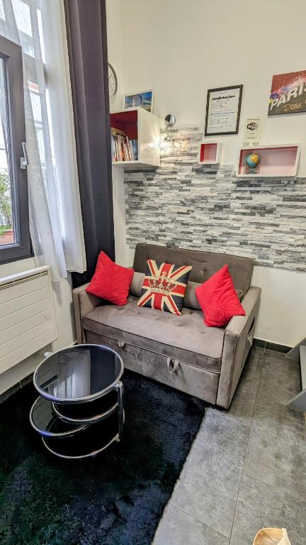 - un salon avec un canapé et des oreillers rouges dans l'établissement Ideal for exploring Paris on foot, à Paris