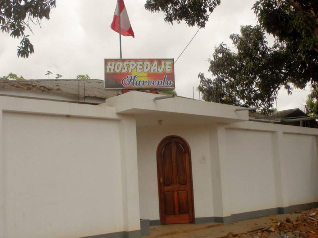 znak na dachu budynku z drzwiami w obiekcie Hospedaje Marvento w mieście Pucallpa