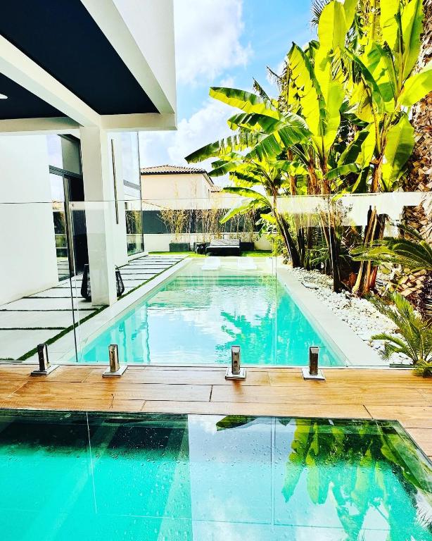 - une piscine au milieu d'une villa dans l'établissement Maison d'Exception pour un Séjour Inoubliable, à Villetelle