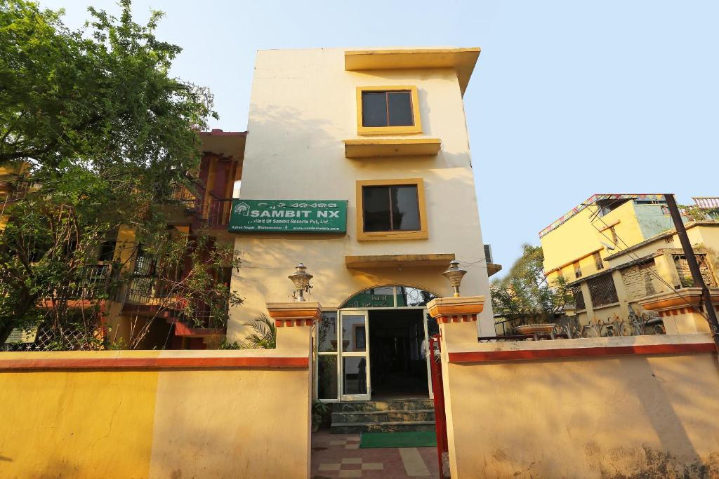 um edifício com um sinal em frente em OYO Sambit Nx em Bhubaneshwar