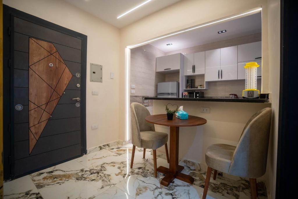 Kuchyň nebo kuchyňský kout v ubytování New Cairo Airport Studio