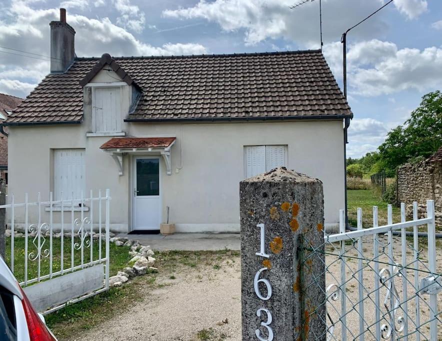 uma casa branca com uma cerca à frente. em Maisonnette proche de Chambord em Mont-près-Chambord