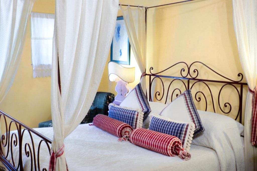een slaapkamer met een bed met 2 kussens erop bij Locanda Del Molino in Cortona