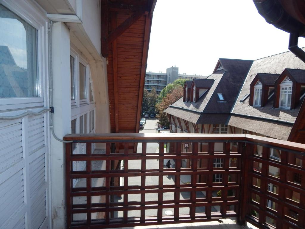 A balcony or terrace at Kálvin Vendégszobák