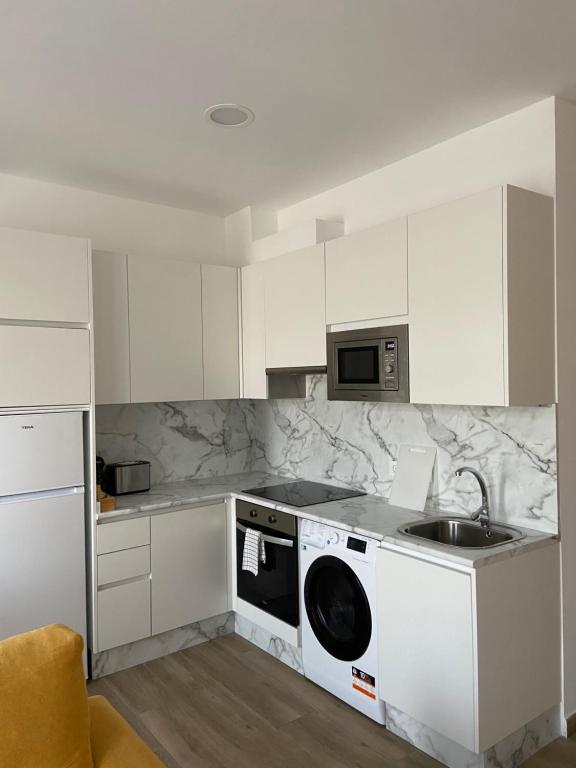 Kuchyň nebo kuchyňský kout v ubytování Reginita Apartamentos