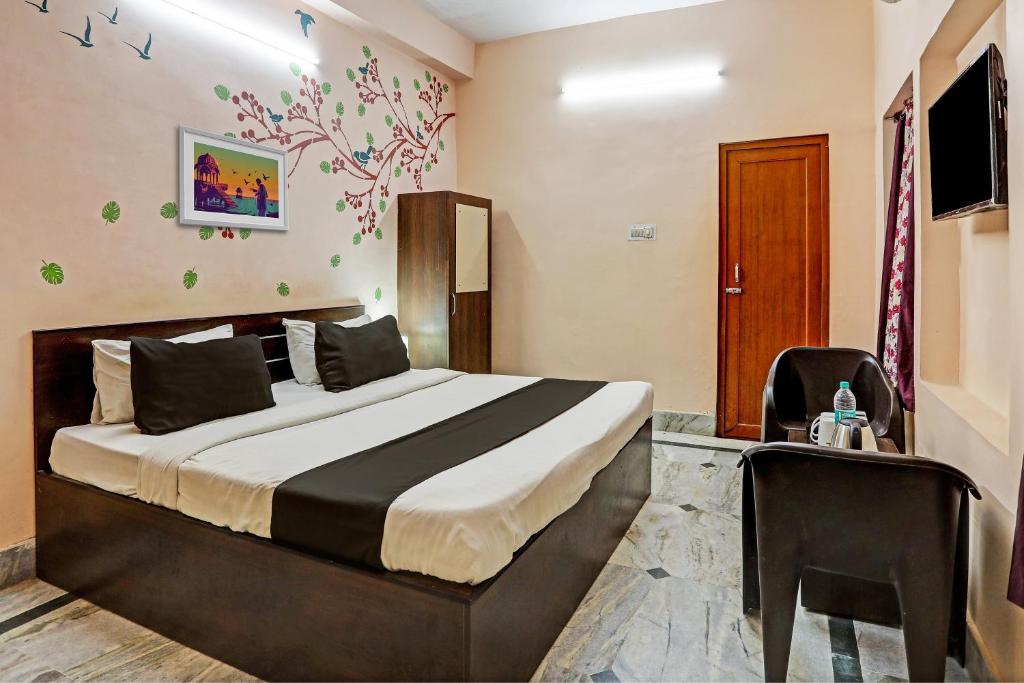 Postel nebo postele na pokoji v ubytování Hotel O Aarshi Palace