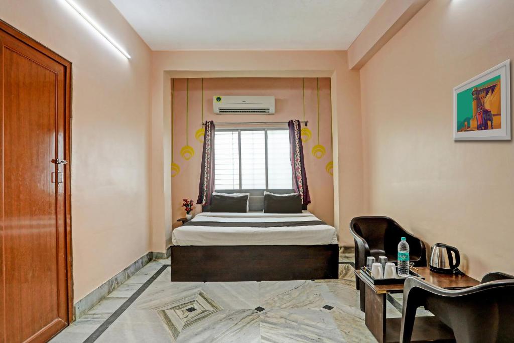 Postel nebo postele na pokoji v ubytování Hotel O Aarshi Palace