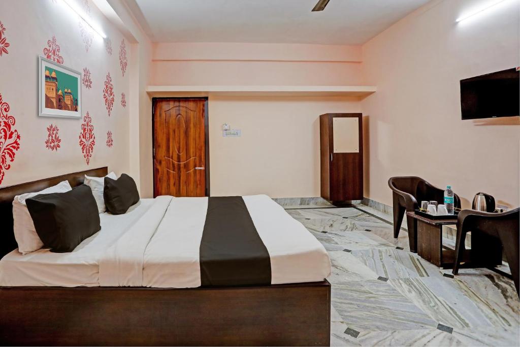 Postel nebo postele na pokoji v ubytování Hotel O Aarshi Palace