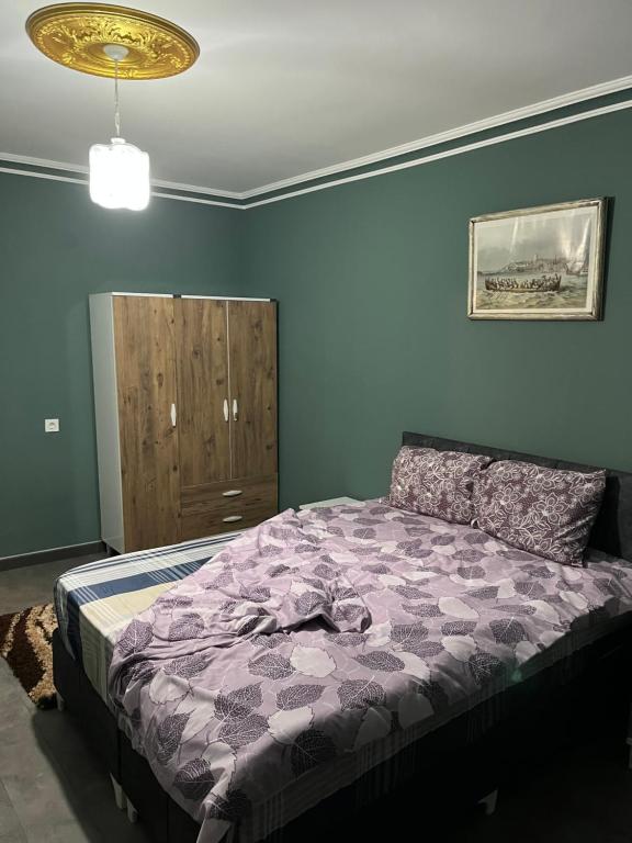 - une chambre avec un lit et une armoire en bois dans l'établissement FERIENWOHNUNG-HOLIDAY APARTMENT-KVARTIRA internet free, à Belek