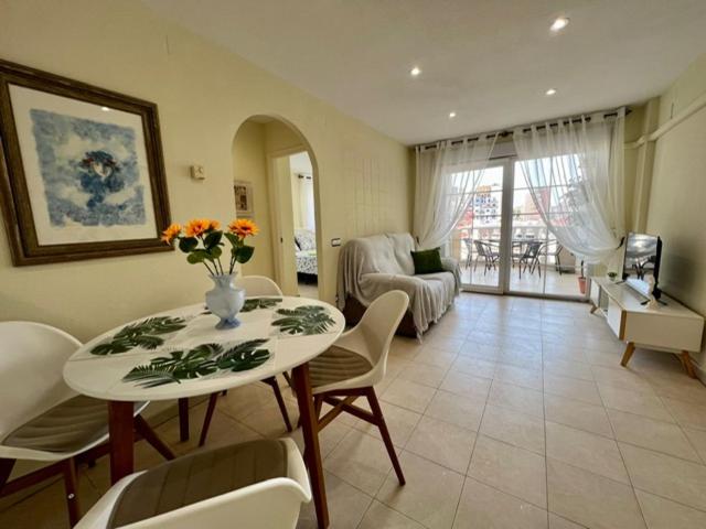 uma sala de estar com uma mesa branca e cadeiras em Casa Laima em Torrevieja