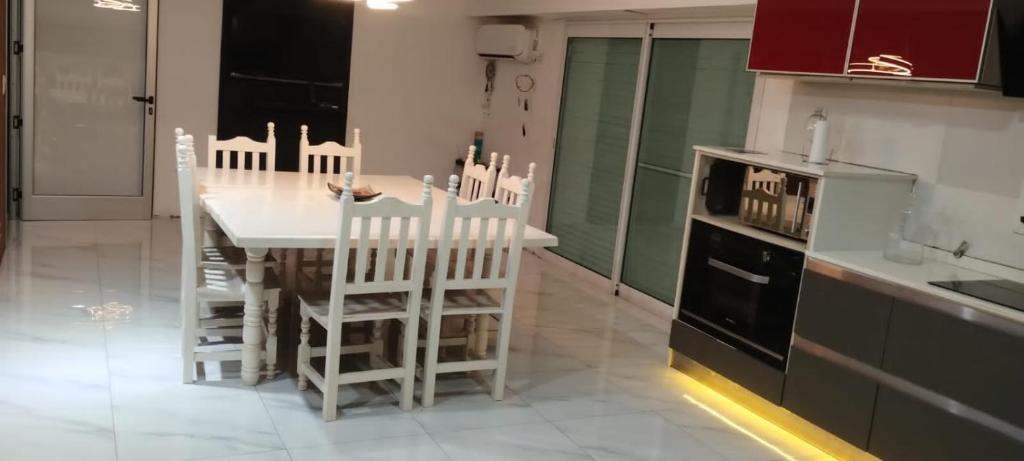 a kitchen with a table and chairs in a kitchen at Casa en Ybarlucea para familia hasta 7 personas in Ybarlucea