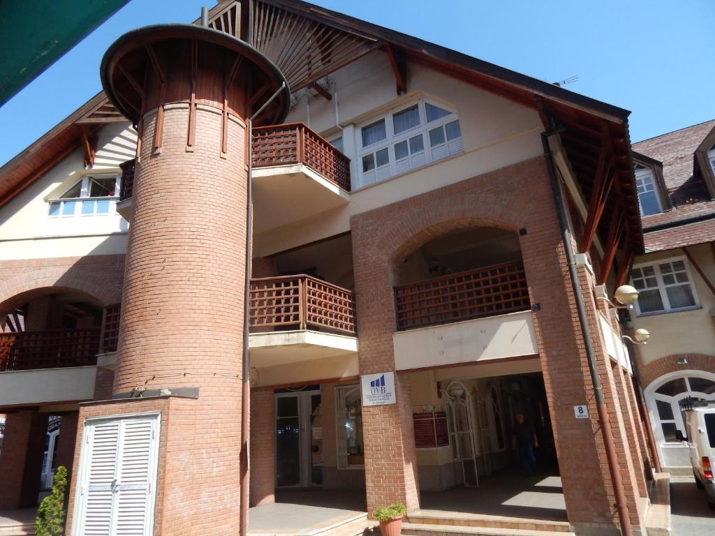The building in which a vendégházakat is located