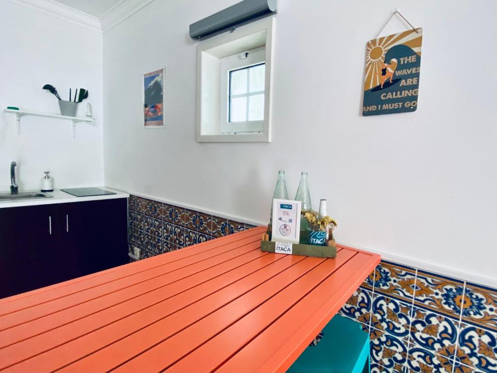 una cucina con ripiano in legno in una camera di Itaca Experience Playa do Cabedelo a Viana do Castelo