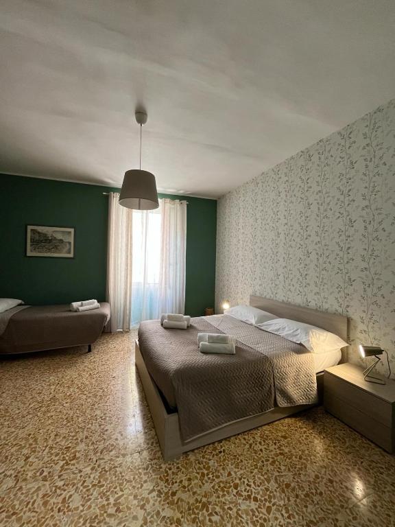 ein Schlafzimmer mit einem großen Bett und einem Sofa in der Unterkunft Luna Apartment in Civitavecchia