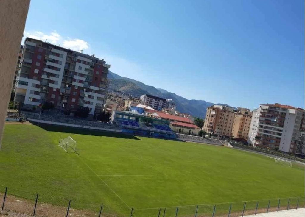 un terrain de football dans une ville avec des bâtiments dans l'établissement Malena, à Pogradec